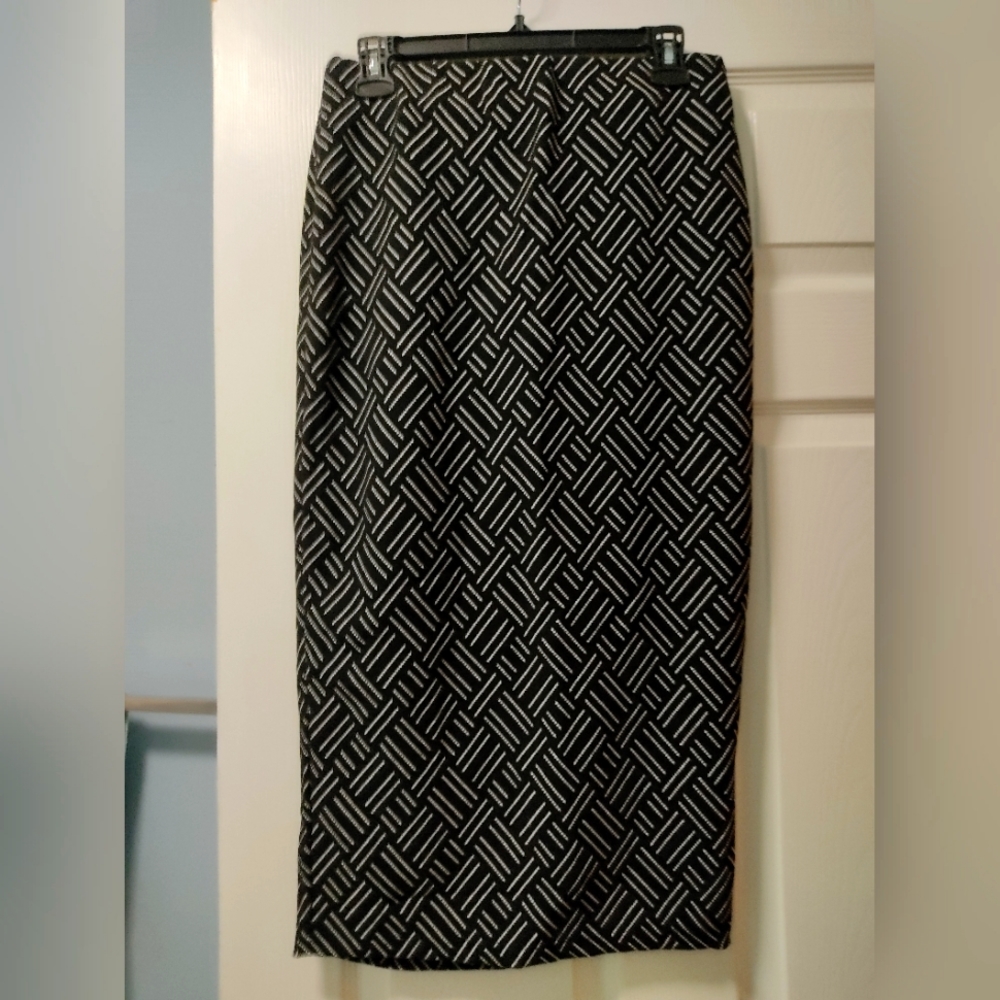 ZARA MIDI PULL ON  SKIRT SIZE L NEW black white